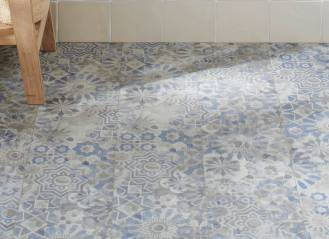 Quel type de carrelage choisir pour une petite salle de bains ? 